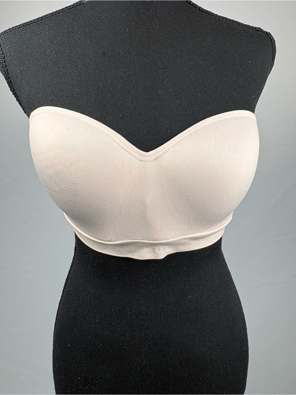 Strapless Seamless Bandeau Bra in Pale Pink